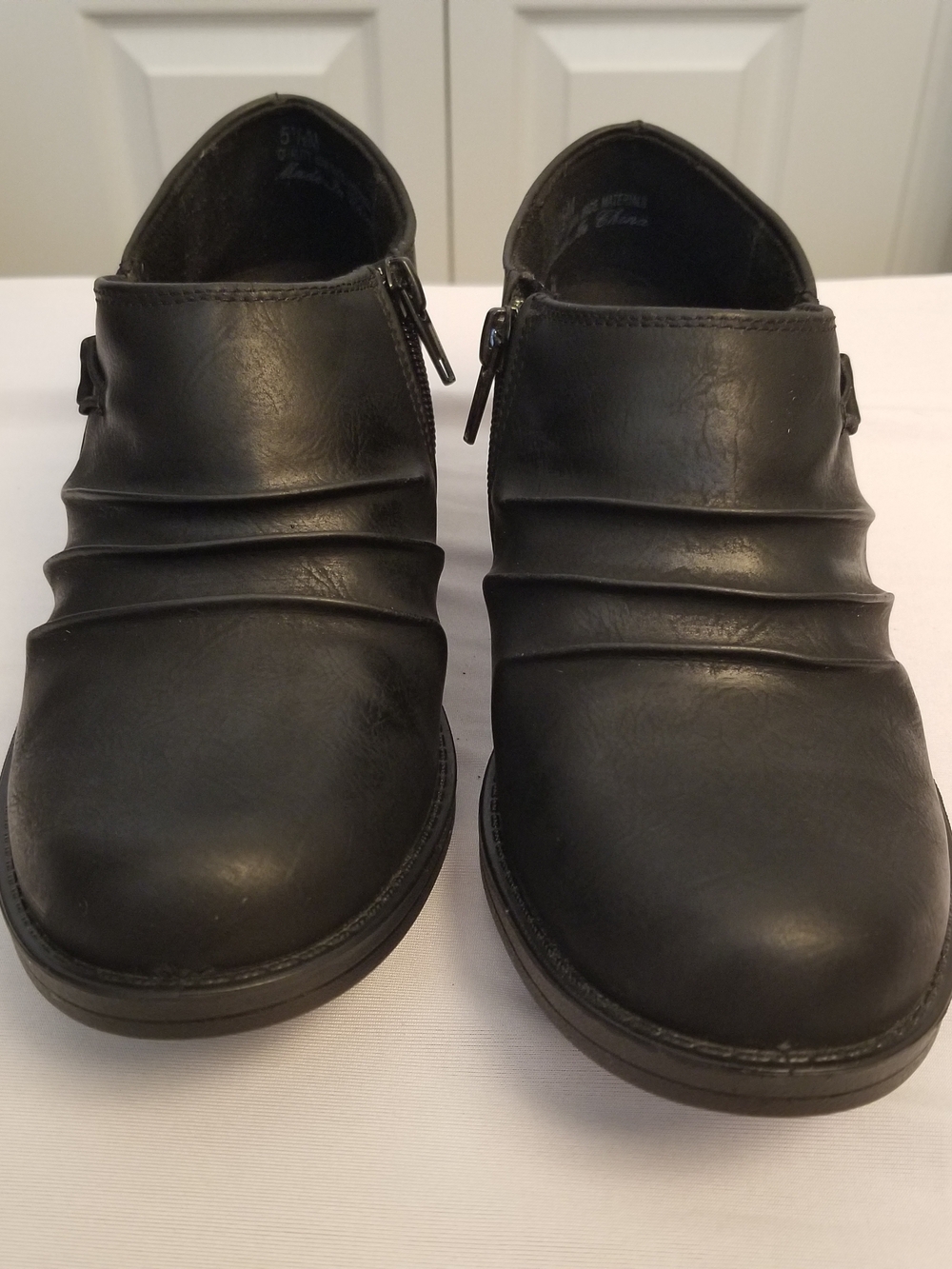 Easy Street Womens Black  Ankle Bootie “Comfort Wave” Size 5.5M Zip Side